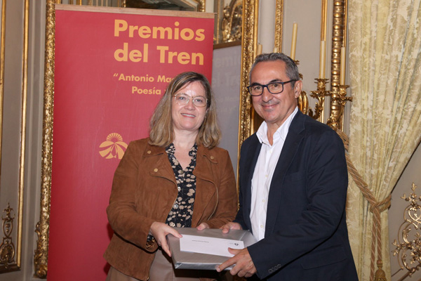 La presidenta de Adif, María Luisa Domínguez, con Juan María Calles, primer premio de Poesía