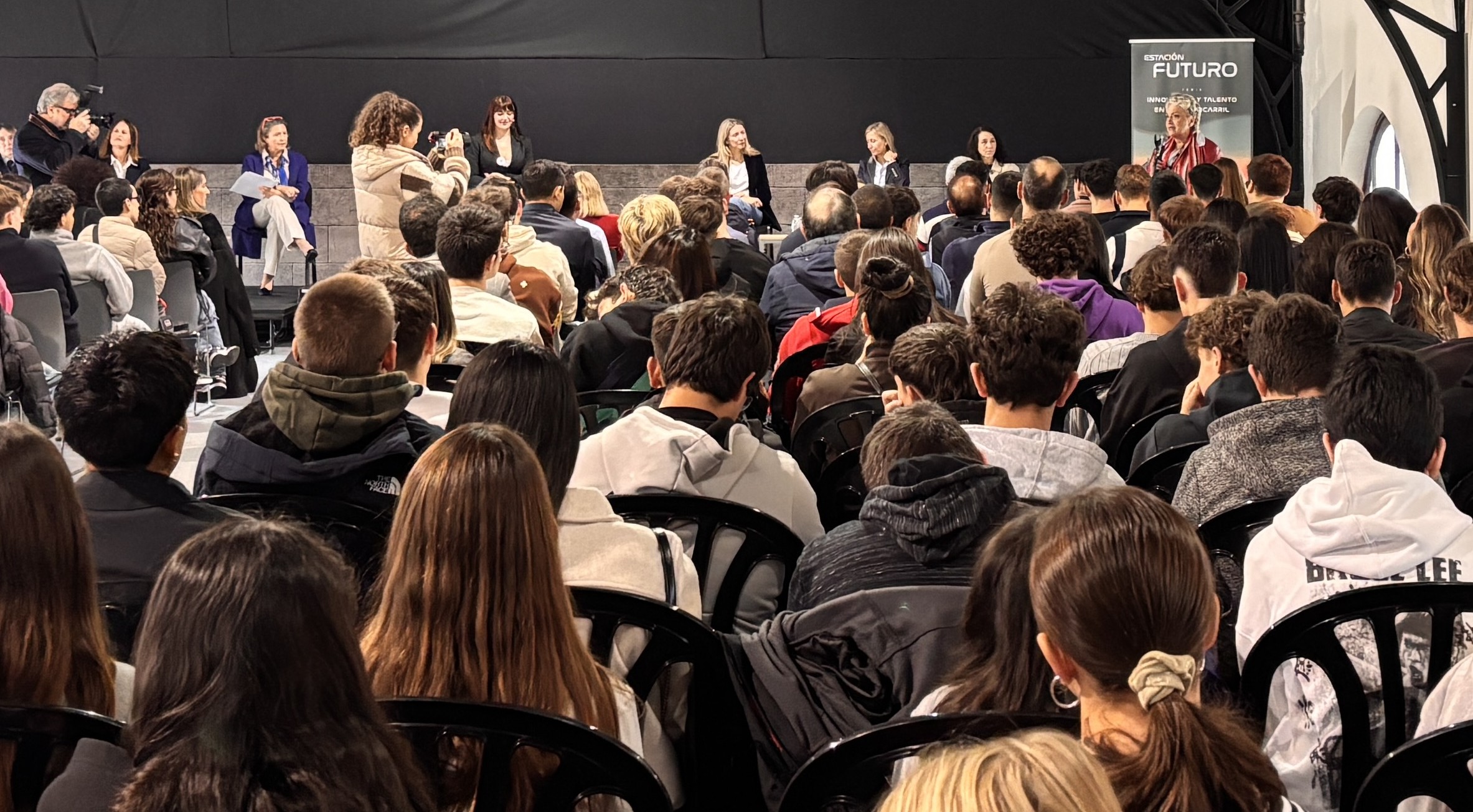 Cientos de estudiantes se sumergen en la innovación ferroviaria que propone ‘Estación Futuro’ Cientos de estudiantes se sumergen en la innovación ferroviaria que propone ‘Estación Futuro’