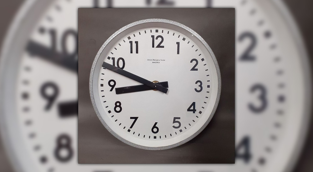 Pieza del trimestre del Museo del Ferrocarril de Madrid: reloj elctrico de gabinete de la dcada de 1970